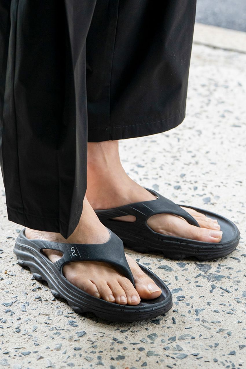 「その黒サンダル、どこのですか？」と思わず聞いた3名。人気はルナサンダル、ダブリューetc. - 7枚目の画像