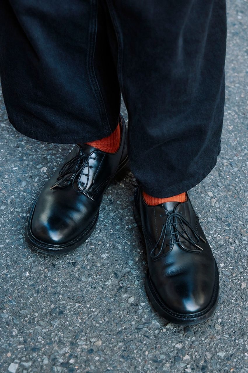 パートナーと楽しむ“オールブラック”。街中でなんだか目を引いた2人の共通項 - 3枚目の画像