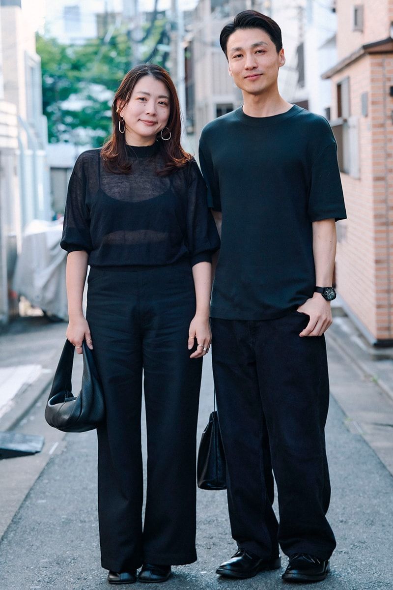 Tシャツ＝マーガレットハウエル　パンツ＝ユニクロ　靴＝トリッカーズ　腕時計＝ベンラス　バッグ＝ノーブランド