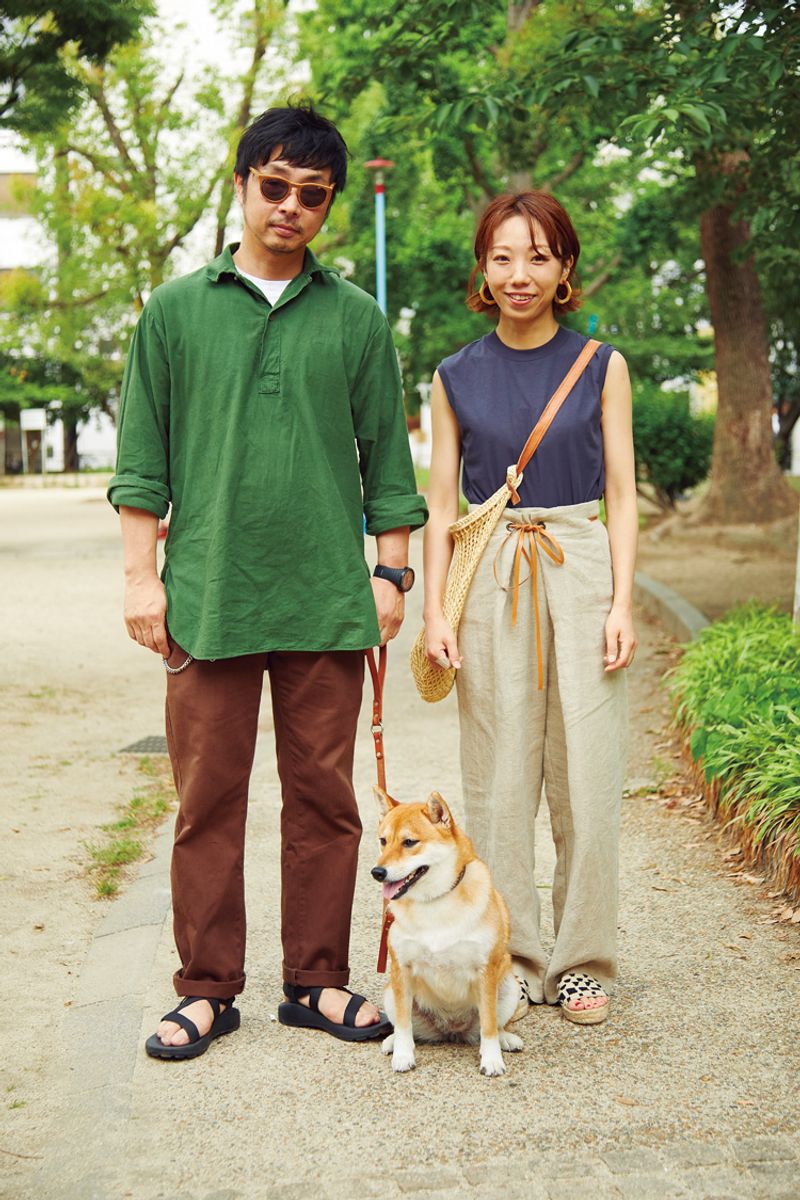 街の景色と一体になる、深緑の夏シャツ映え 小関雅義