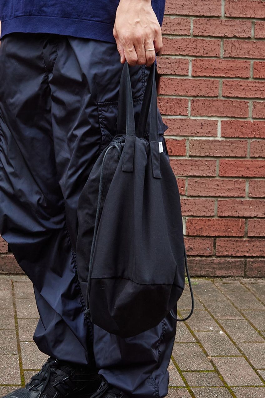 ポロシャツなら“ネイビー“のワンツーコーデがいい！ 清潔感＆抜け感を獲得した3人をスナップで - 6枚目の画像