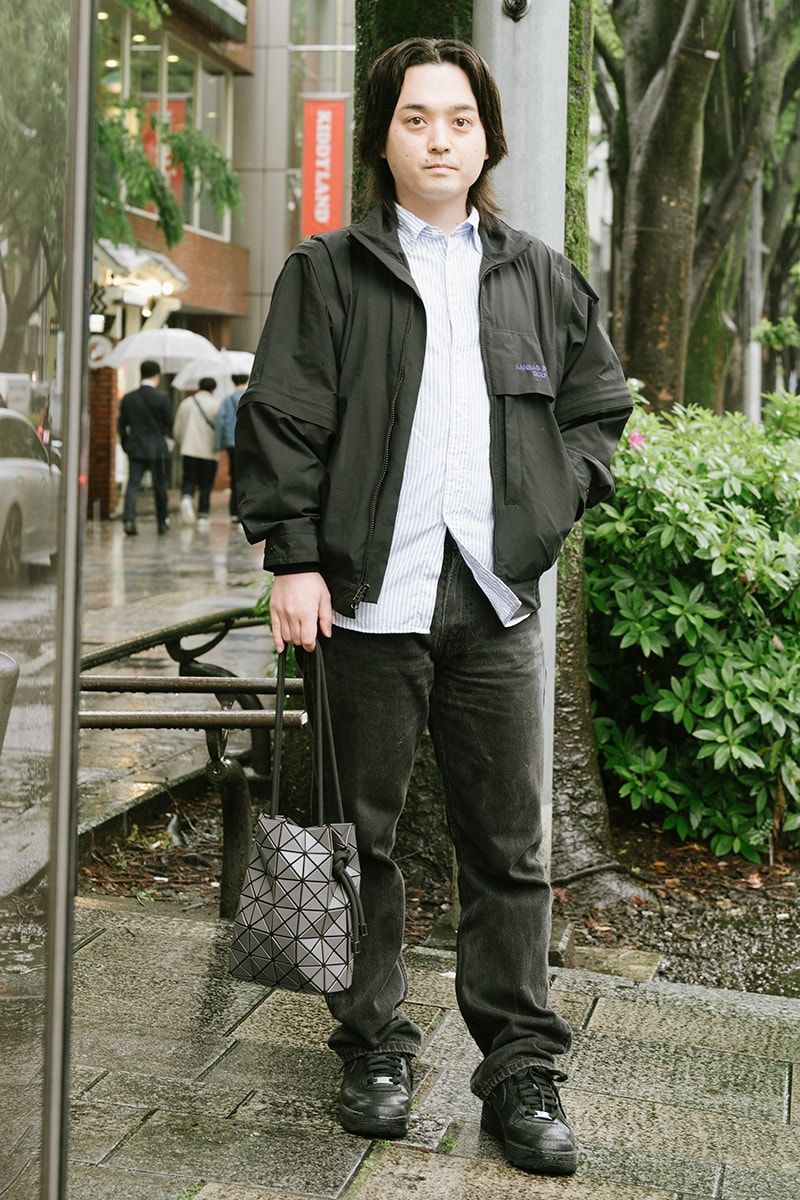 ブルゾン＝古着　シャツ＝ユニクロ　デニム＝リーバイス　スニーカー＝ナイキ　バッグ＝バオバオイッセイミヤケ