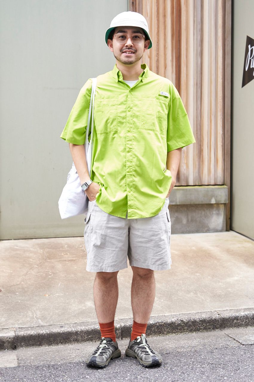 見た目も気分も開放的に！“オープンカラー”シャツで夏コーデを彩った3人の好例 - 5枚目の画像