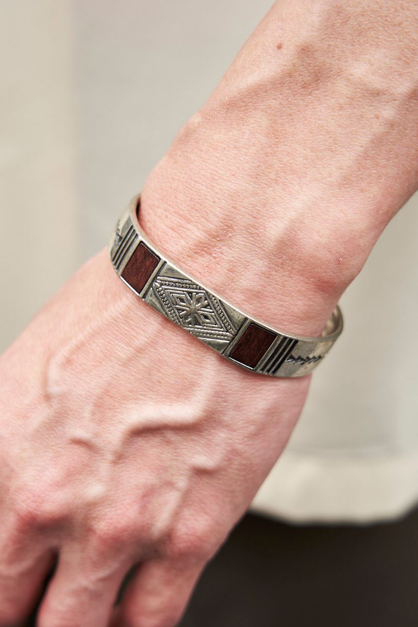 安定の”茶系”アイテムをライトなトーンで。軽快感＆清潔感を一挙にかなえた3名をスナップで - 3枚目の画像