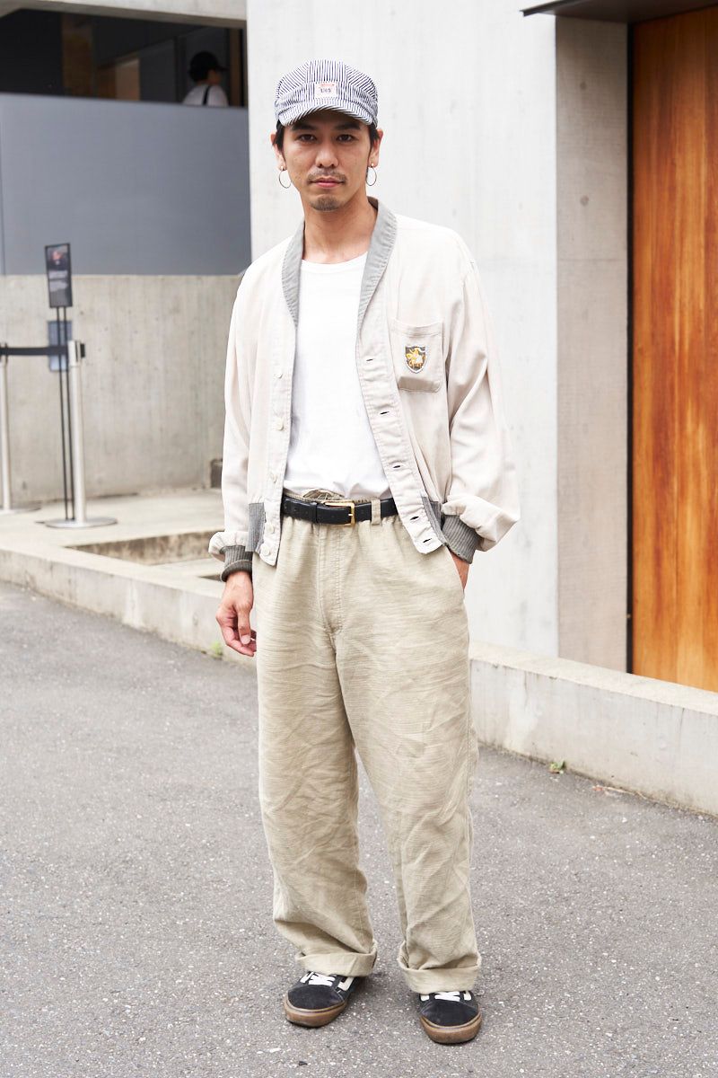 シャツ＝古着 　Tシャツ＝ヘインズ　パンツ＝古着　シューズ＝ヴァンズ　帽子＝古着　ピアス＝ヴィンテージ