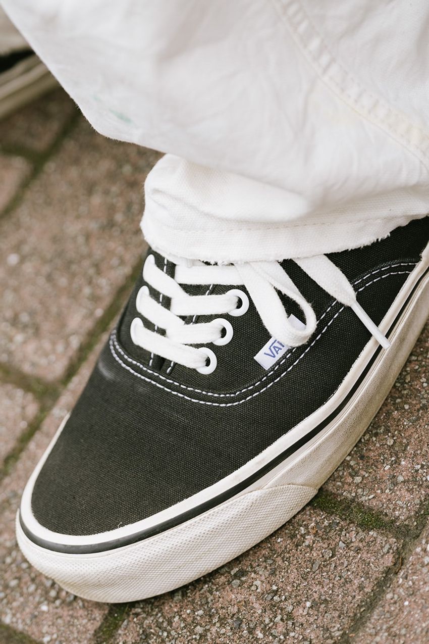 超好相性！トレンドの“白パンツ”にヴァンズ「オーセンティック」を合わせた洒落者たち - 6枚目の画像