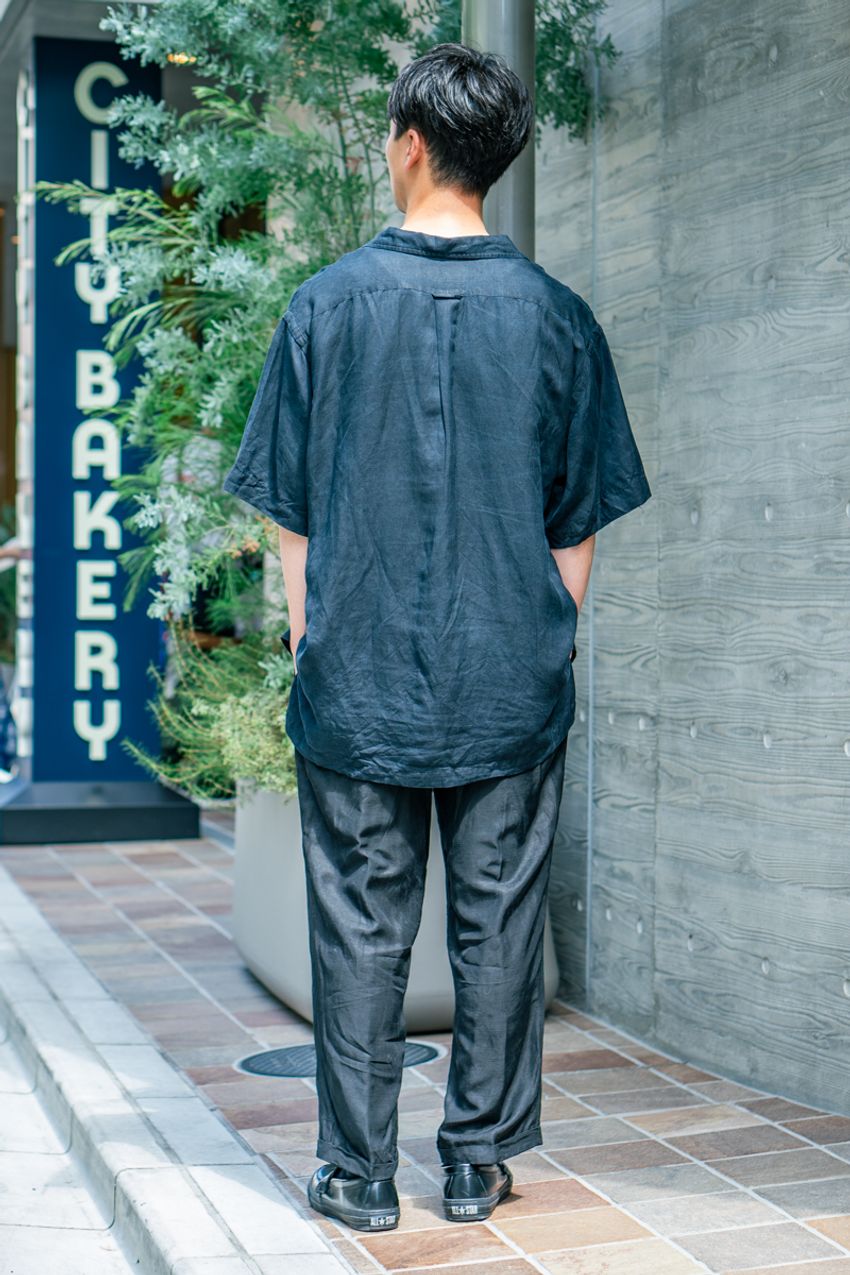 【20代】清潔感&落ち着きをもたらす「ネイビーシャツ」。その着こなしを街角から厳選 - 3枚目の画像