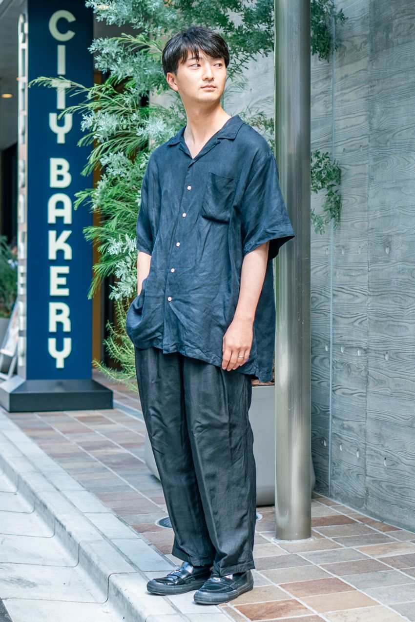 【20代】清潔感&落ち着きをもたらす「ネイビーシャツ」。その着こなしを街角から厳選 - 2枚目の画像