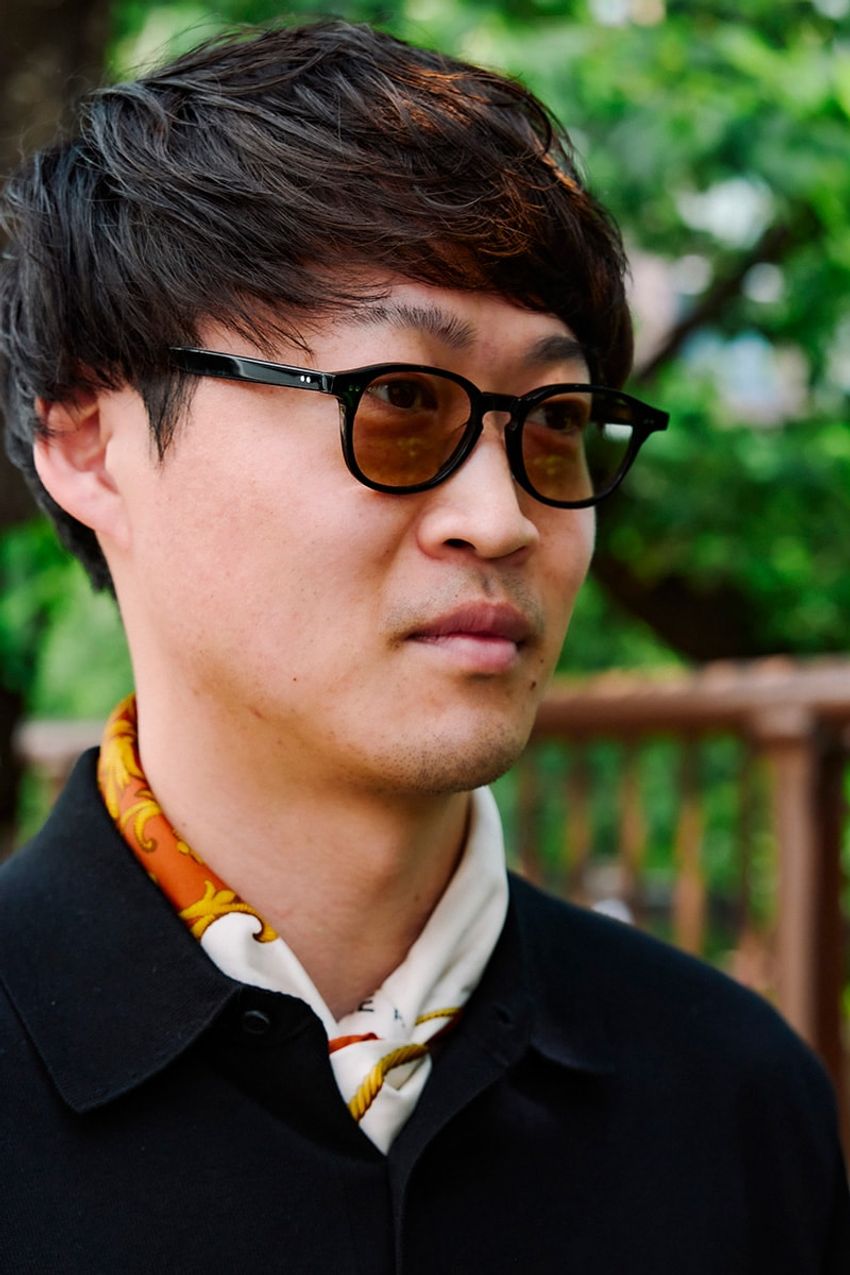 首元アクセサリーは「ネックレス以外」で個性を生むべし！人気はサングラス、バッグ…… - 5枚目の画像