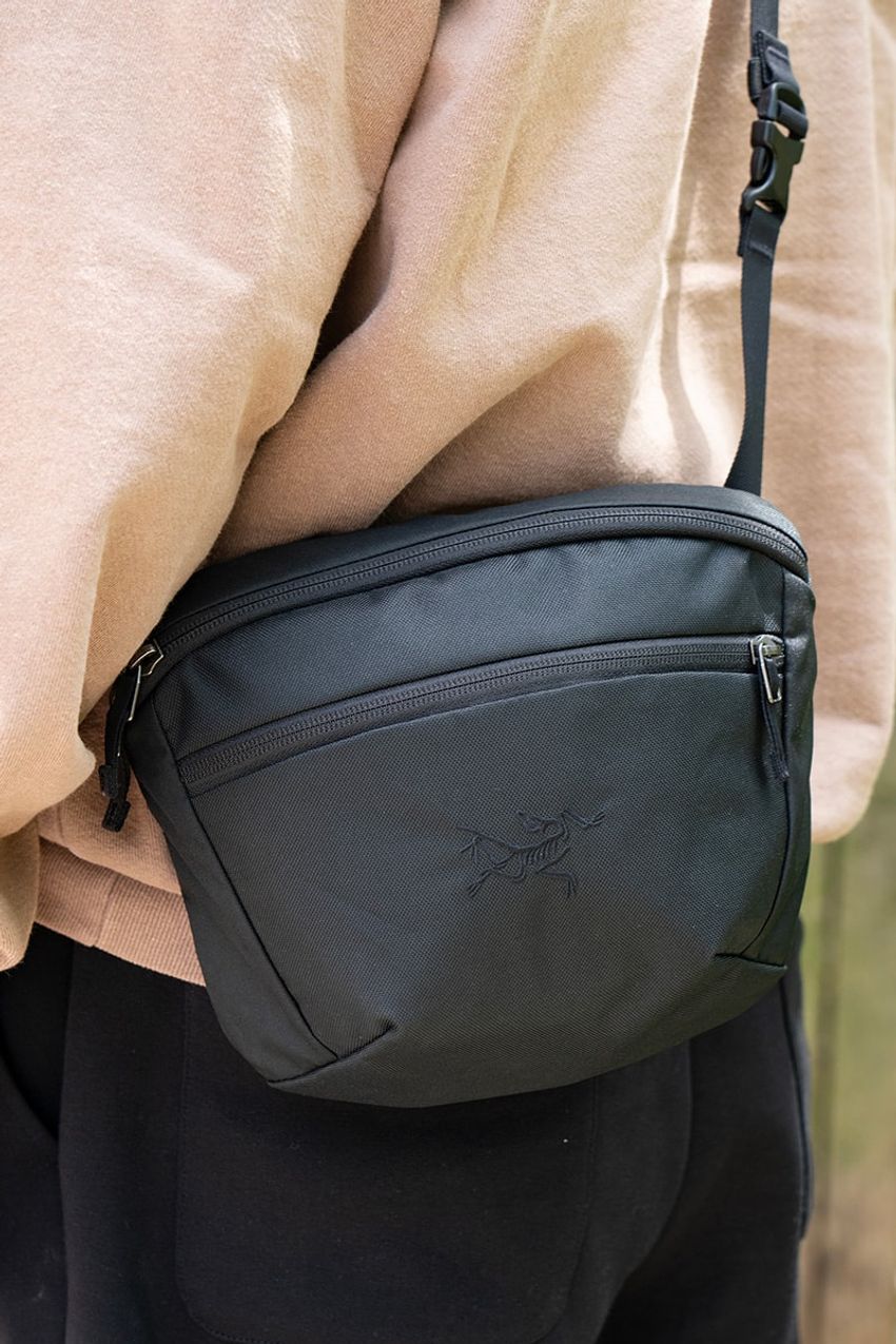 アークテリクスのミニバッグ「マンティス」が高支持率！愛用者たちを街角でパパラッチ - 3枚目の画像