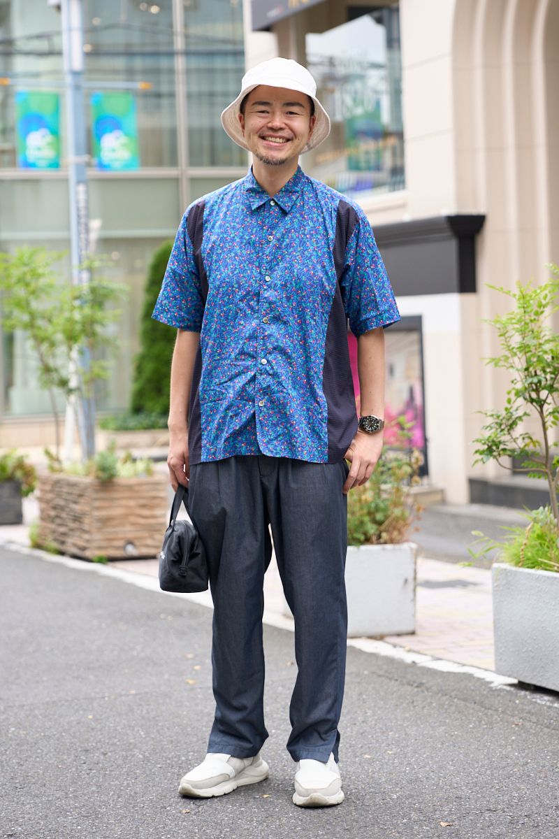 シャツ、パンツ、シューズ＝すべてズッカ　帽子＝スノーピーク　バッグ＝ノーブランド　腕時計＝セイコー