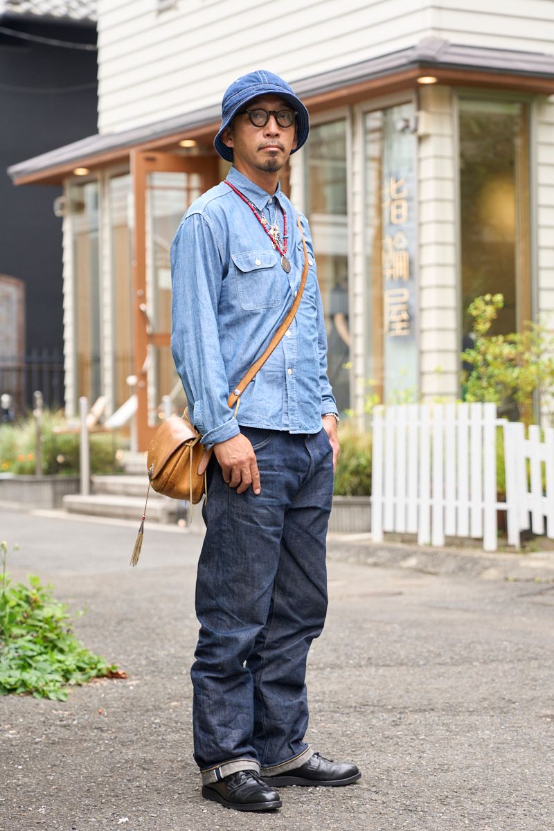 シャツ、デニム=ともにシュガーケーン シューズ=レッドウィング 帽子=ウェアハウス 眼鏡=スピークイージー バッグ=ゴローズ 腕時計=ロレックス ネックレス=ゴローズ ブレスレット=ゴローズ