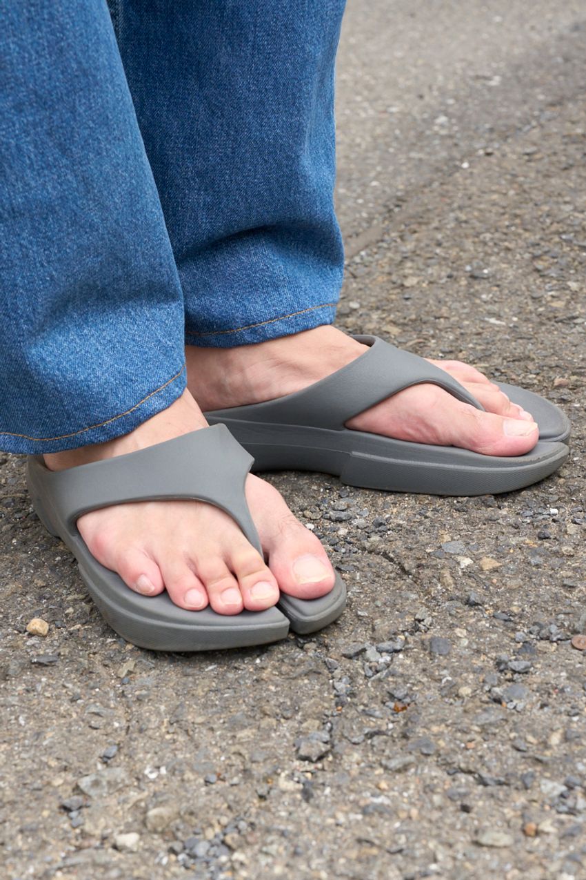 派手でもなく、地味でもなく。夏コーデのトレンドは“ニュアンスカラーT”！その好例3選 - 3枚目の画像