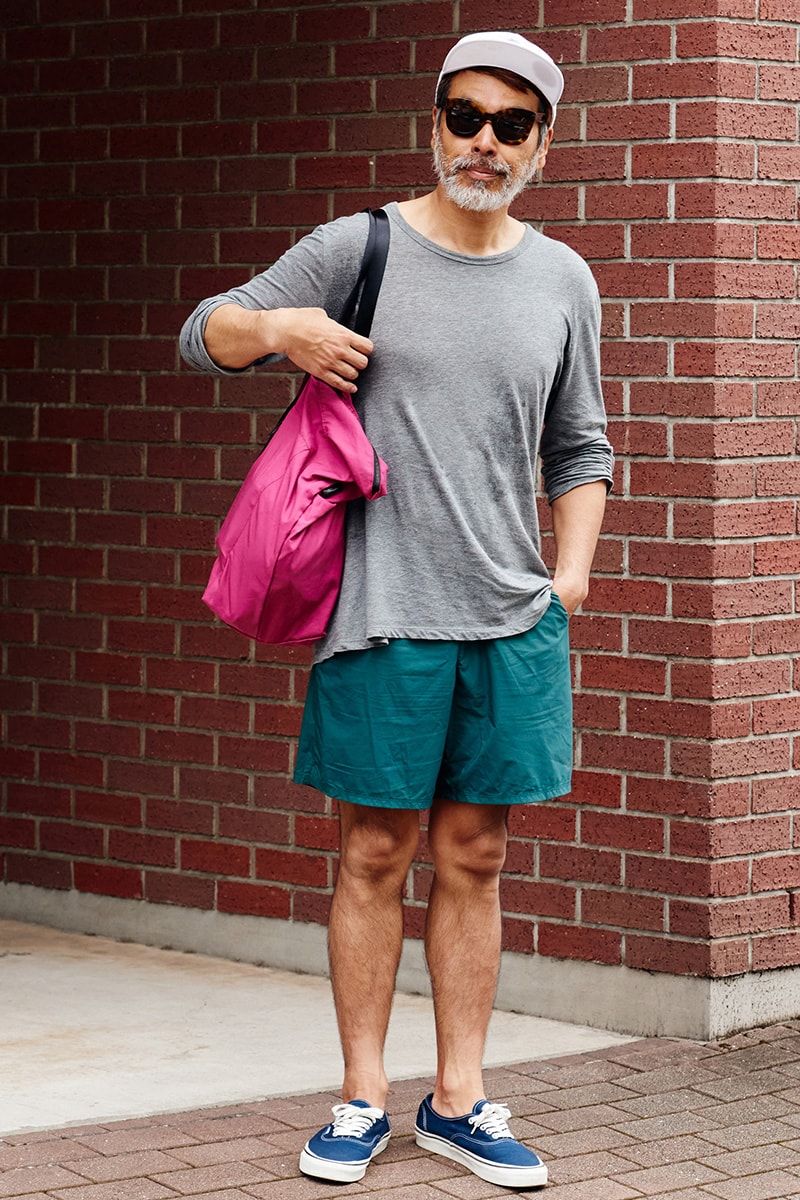 カットソー=ティーバイアレキサンダーワン ショーツ=マウンテンハードウェア スニーカー=ヴァンズ 帽子=サーフヒーローズ サングラス=セリーヌ バッグ=ユナイテッドアローズ