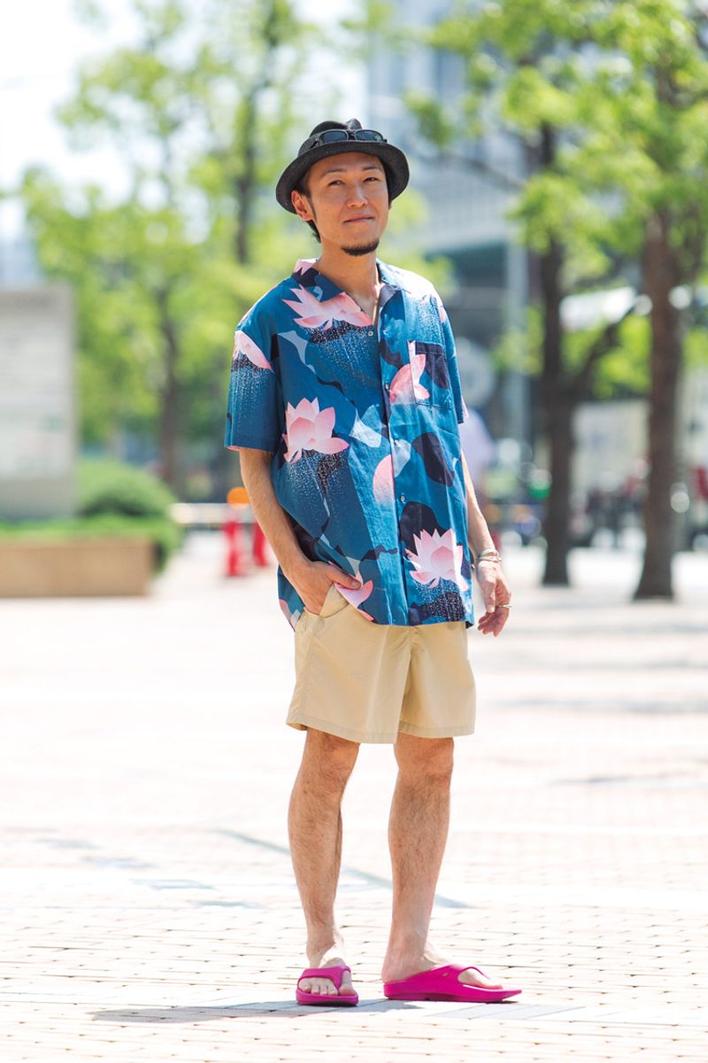大胆な蓮×ピンクサンダルでも、くどくならない余裕の着こなし 田中 翼