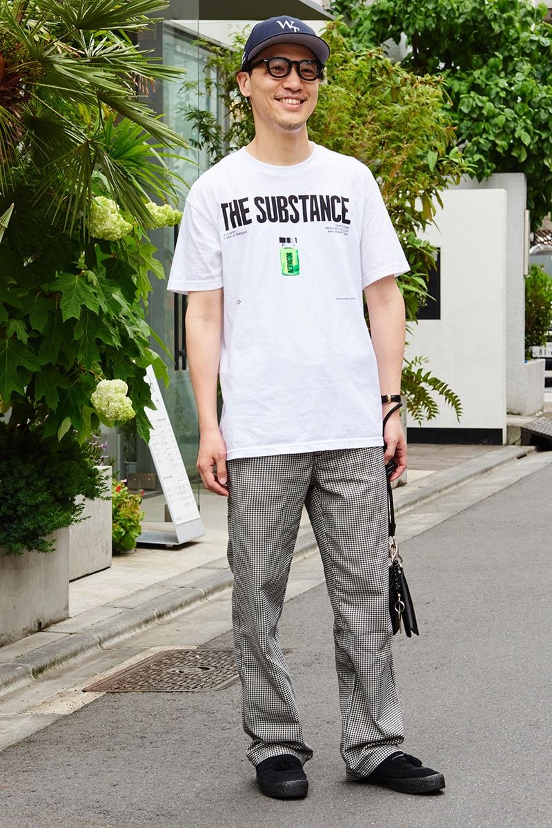 Tシャツ=ギークスルール パンツ=シュプリーム スニーカー=ヴァンズ 帽子=ダブルタップス 眼鏡=ユニクロ 腕時計=ノア×タイメックス バッグ=OVY