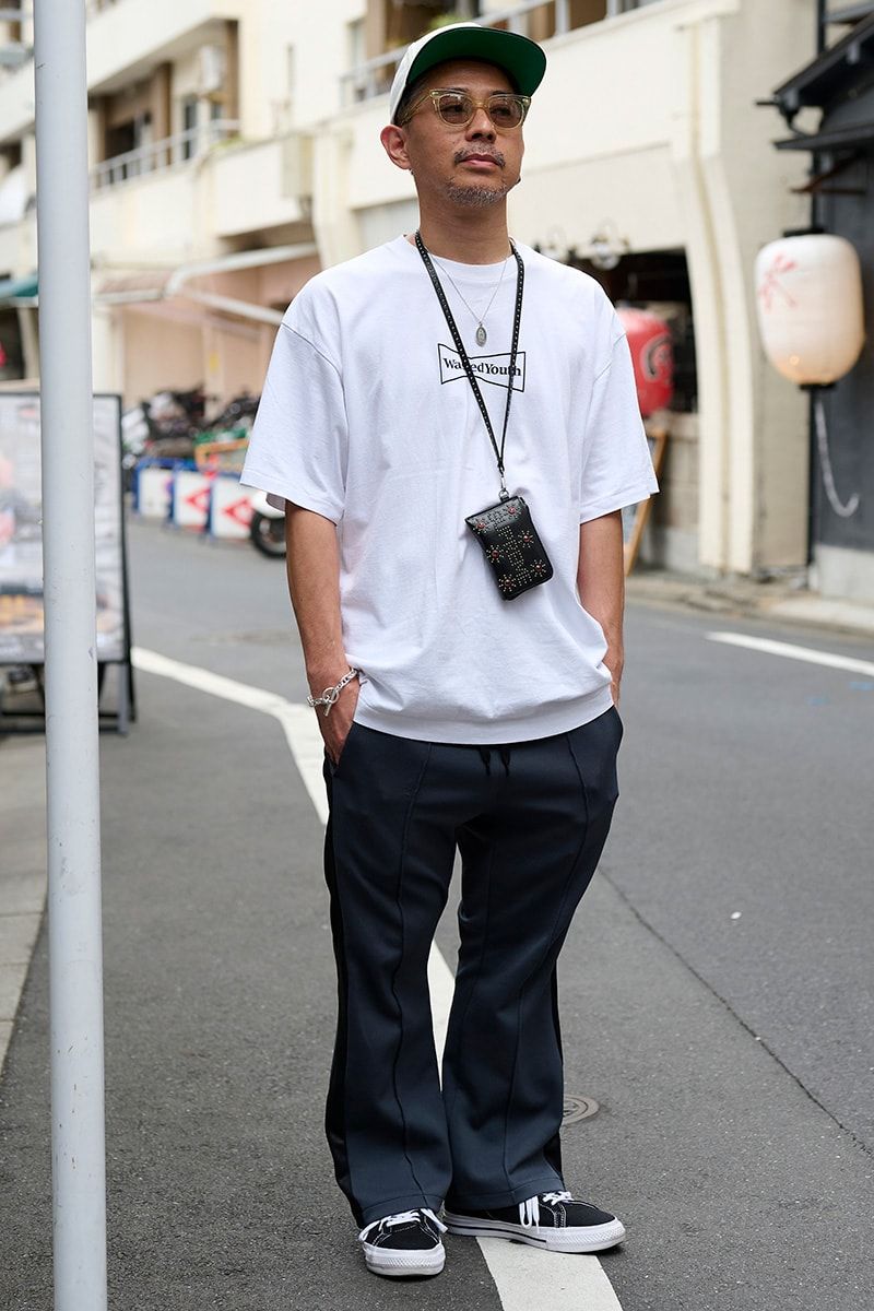 Tシャツ=ウェイステッドユース パンツ=ヌウ スニーカー=ヴァンズ 帽子=シュプリーム サングラス=ニュー 財布=HTC×シュプリーム