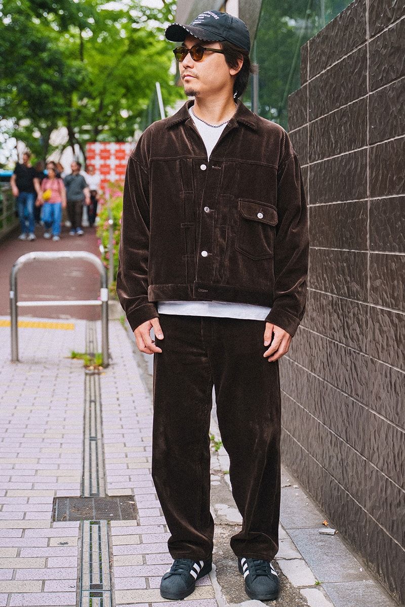 ジャケット、パンツ=ともにセブンバイセブン Tシャツ=ザラ スニーカー=アディダスオリジナルス 帽子=ヴェトモン サングラス=ピーターアンドメイ