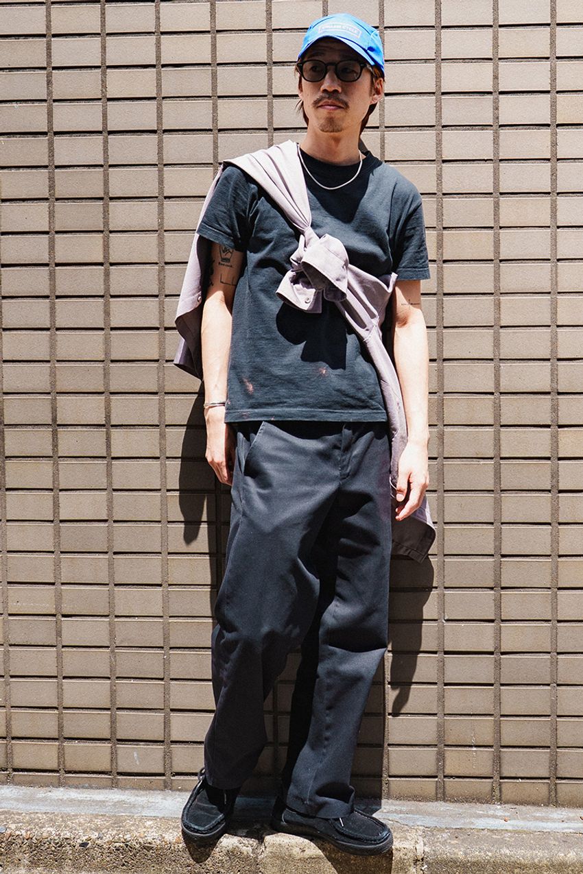 街でよく見る“たすき掛け”の好例3選！シャツは着ずともTシャツコーデの味付けに - 2枚目の画像