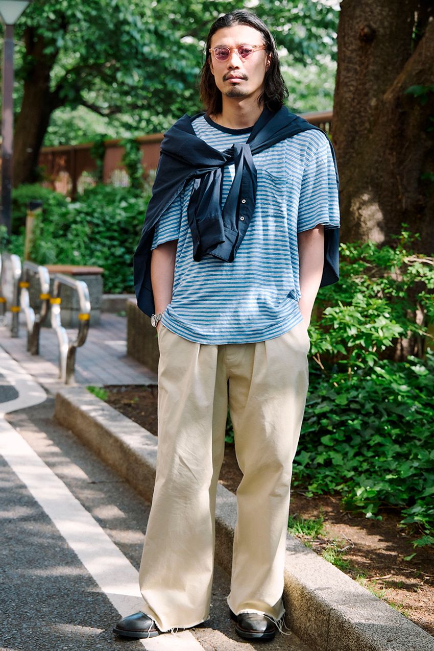 この夏、“細ボーダーのTシャツ“がキテる！巧みに取り入れた3名の大人たちをスナップで - 5枚目の画像