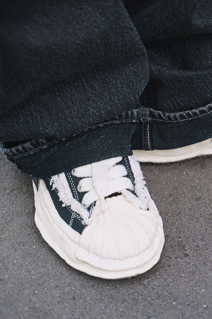 ローテクスニーカーにスパイスを！「ミハラヤスヒロ」の意外なる汎用性をスナップで - 3枚目の画像