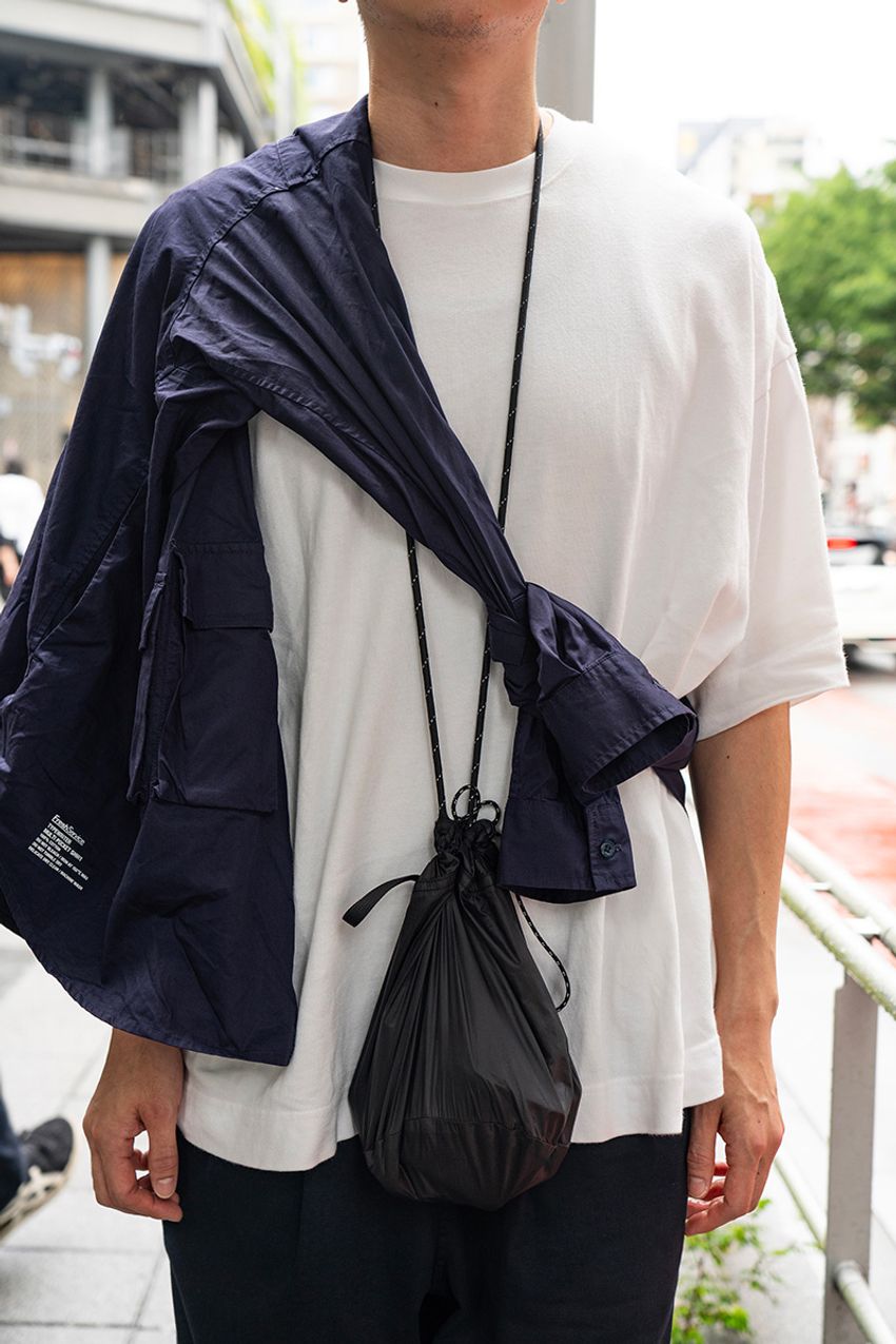 首元アクセサリーは「ネックレス以外」で個性を生むべし！人気はサングラス、バッグ…… - 7枚目の画像