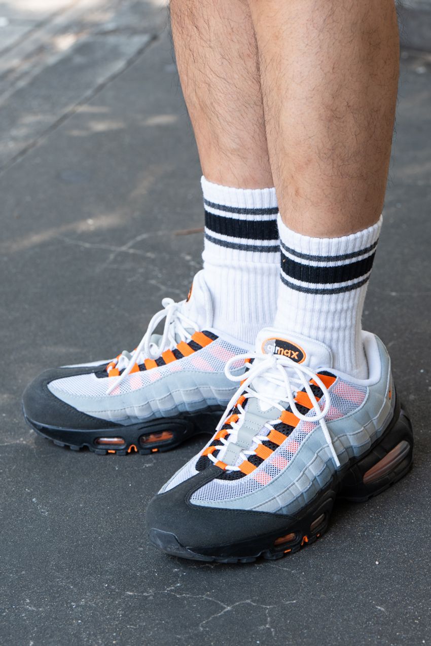 【街角で発見】ダークトーンで大人っぽく仕上げる「シャツ×ショーツ」スタイル3連発！ - 11枚目の画像