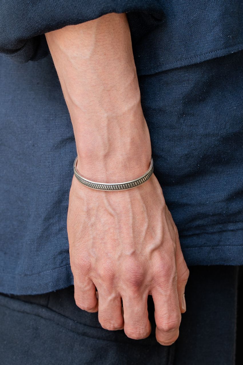 【街角で発見】ダークトーンで大人っぽく仕上げる「シャツ×ショーツ」スタイル3連発！ - 7枚目の画像