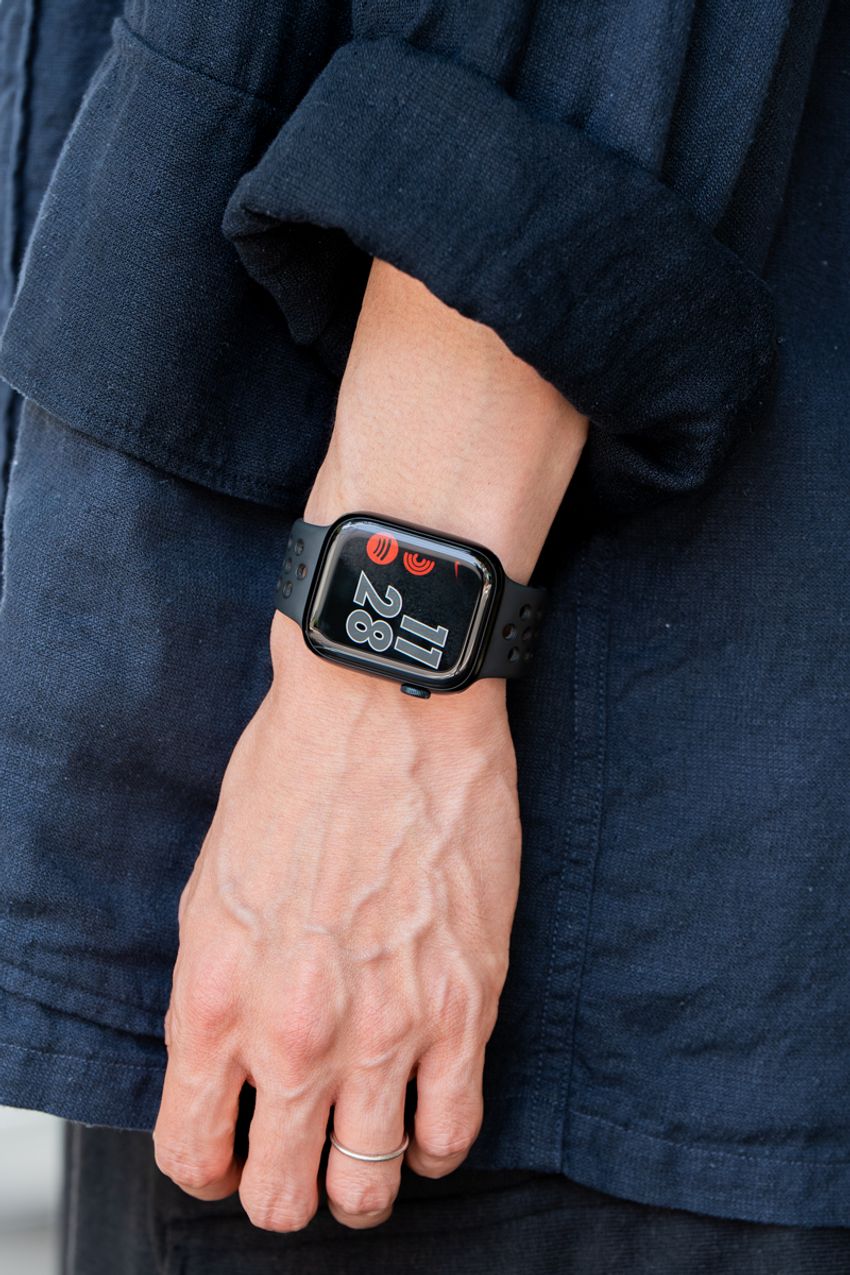 【街角で発見】ダークトーンで大人っぽく仕上げる「シャツ×ショーツ」スタイル3連発！ - 9枚目の画像