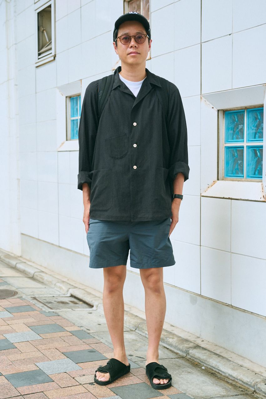 【街角で発見】ダークトーンで大人っぽく仕上げる「シャツ×ショーツ」スタイル3連発！ - 2枚目の画像
