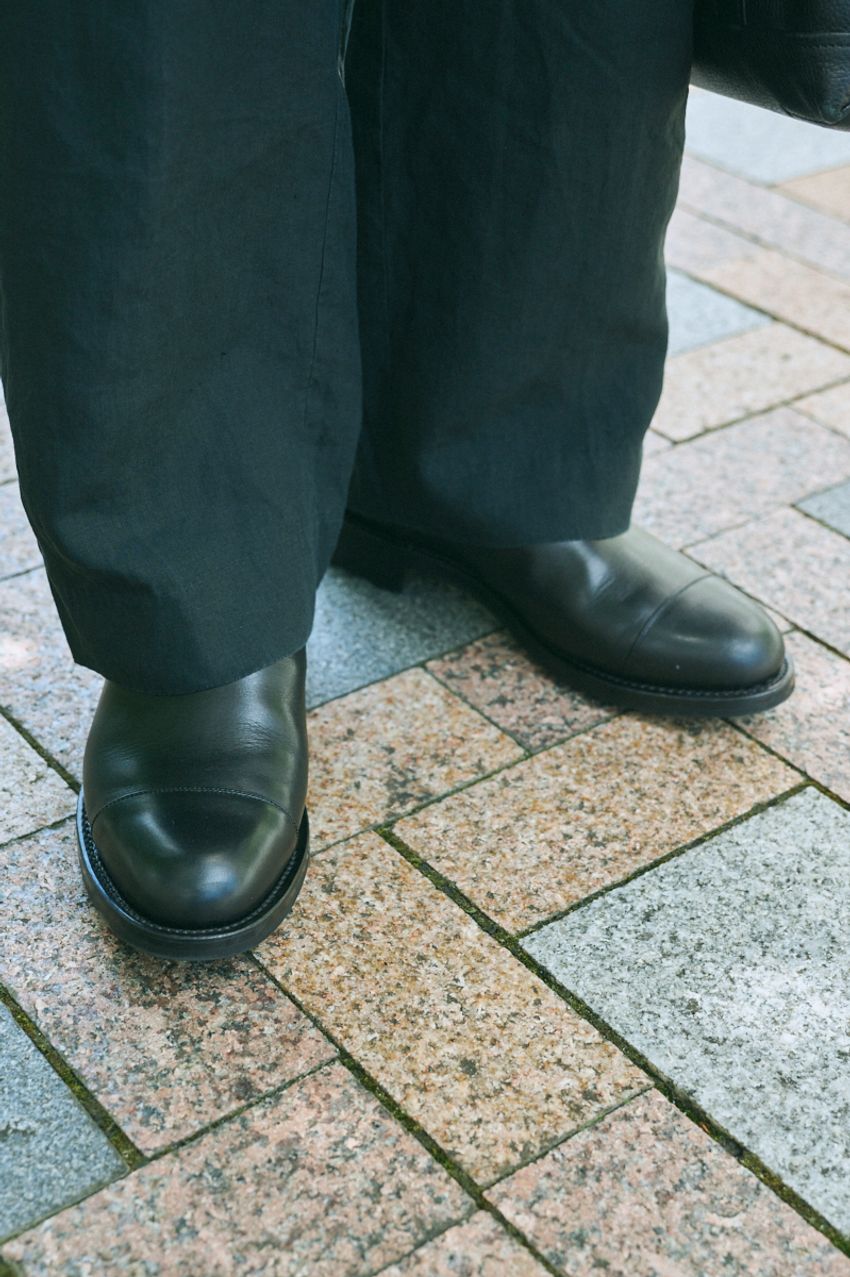 “オールブラック”コーデが夏も高支持率！街の洒落者たちは素材感やアイテム選びで差をつけていた - 8枚目の画像