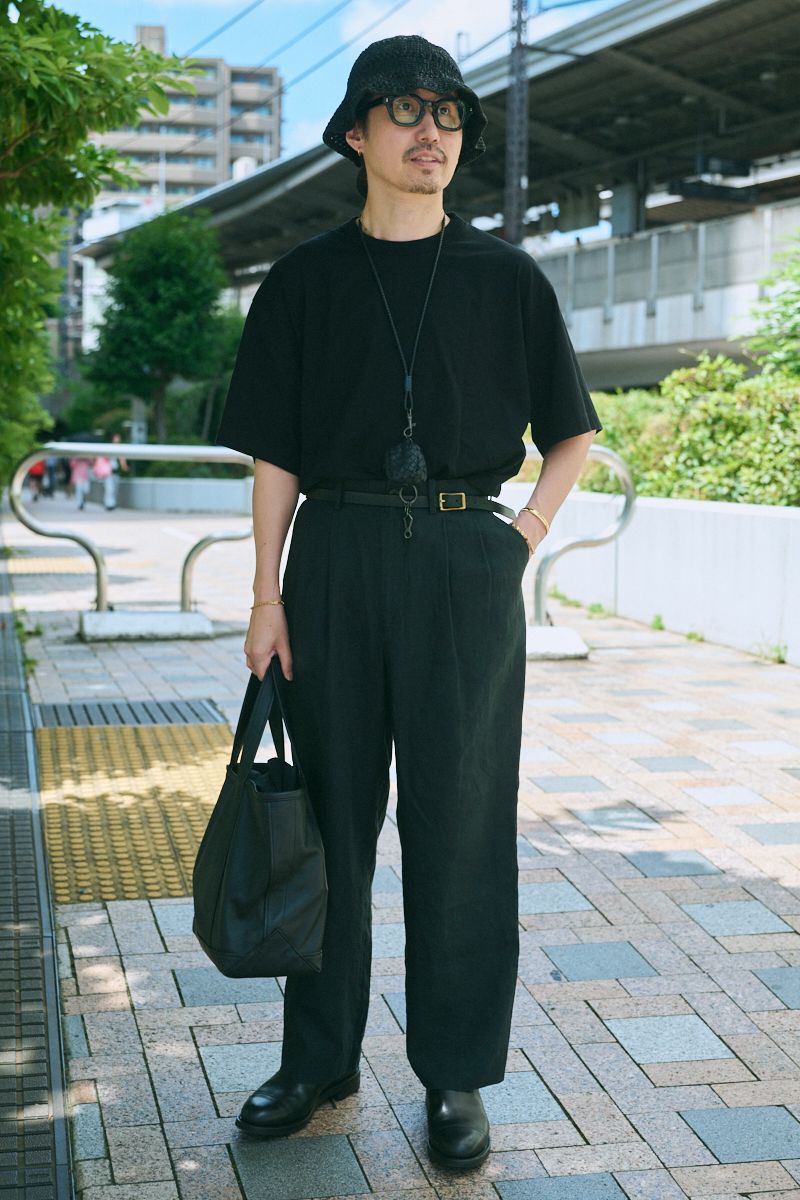 Tシャツ、パンツ＝ともにマーカウェア　シューズ＝フットザコーチャー　帽子＝セブンバイセブン　眼鏡＝白山眼鏡店　バッグ＝リノ　ネックレス＝ボッテガヴェネタ　バングル＝ティファニー