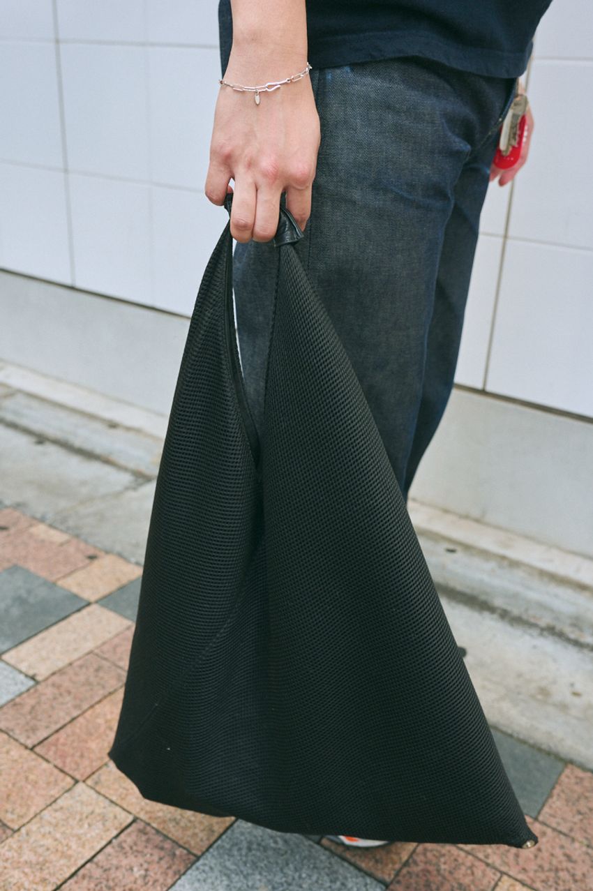 街角で見つけた「コラボスニーカー」と、その着こなし。自然体な装いが洒落た3人を厳選 - 10枚目の画像