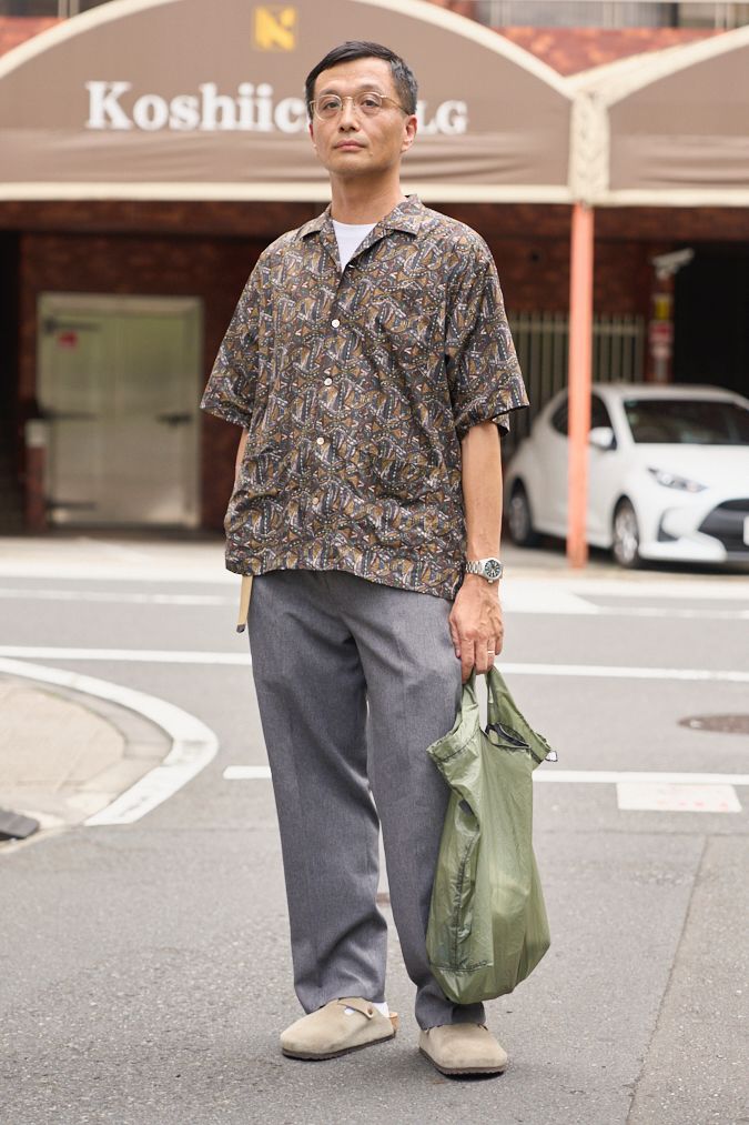 シャツ＝ボンビュー　パンツ＝リーバイス　シューズ＝ビルケンシュトック　眼鏡＝金子眼鏡　バッグ＝グラナイトギア　腕時計＝ハミルトン　リング＝カルティエ