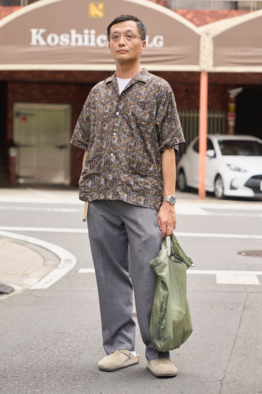 休日の「シャツ&スラックス」正解例。程良くチカラの抜けた着こなしををスナップで拝見 - 2枚目の画像