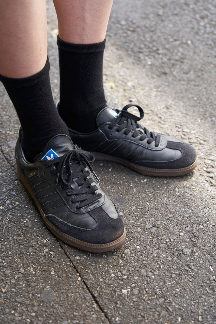 【街角のバッグ事情を調査】さりげなく使える”黒ミニバッグ”が高支持率を得ていた！ - 9枚目の画像