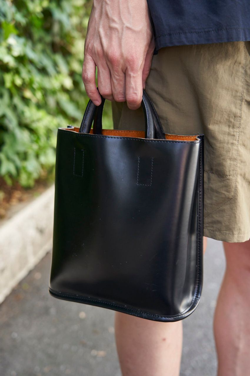 【街角のバッグ事情を調査】さりげなく使える”黒ミニバッグ”が高支持率を得ていた！ - 10枚目の画像