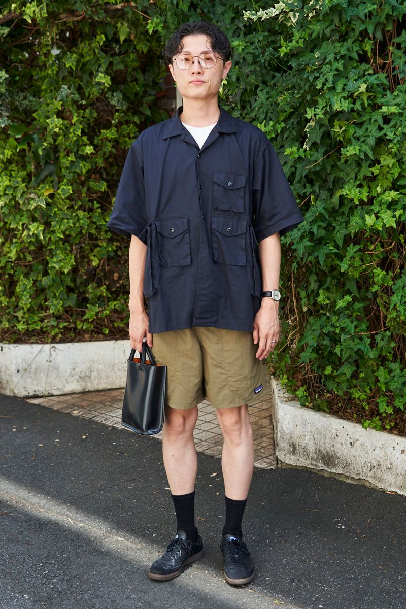 シャツ=エンジニアドガーメンツ カットソー=ヘインズ パンツ=パタゴニア シューズ=アディダス 眼鏡=ラザールステュディオ バッグ=ピエニ 腕時計=オメガ