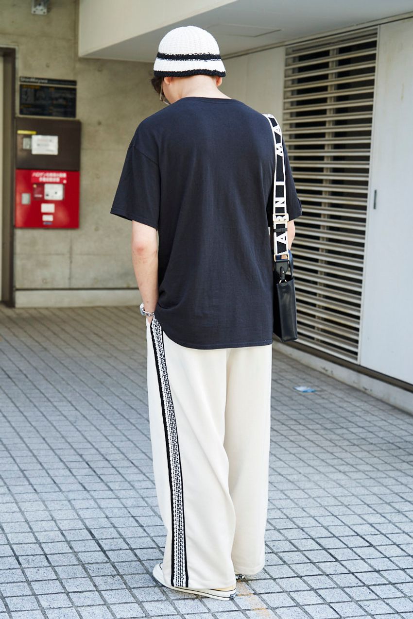 ゆるさ漂う「個性派パンツ」が今の気分！洒落た合わせ方のコツを厳選3本とともに紹介 - 9枚目の画像