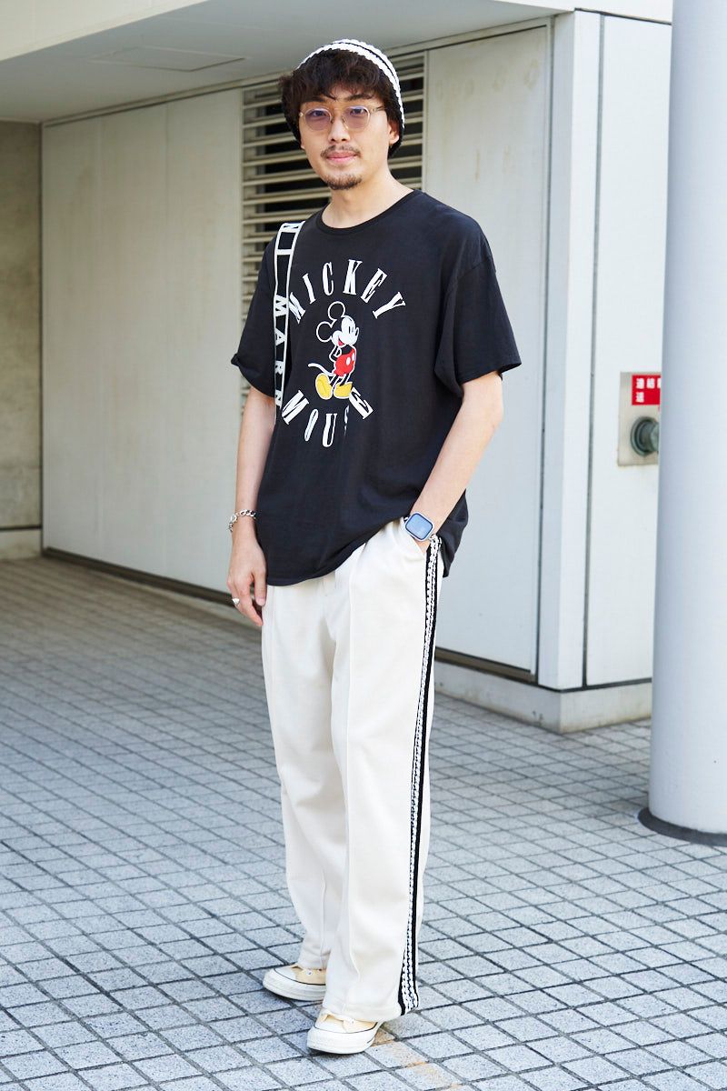 Tシャツ、帽子=ともに古着 パンツ=メゾンスペシャル シューズ=コンバース 眼鏡=ブラン バッグ=マルニ 腕時計=アップル ブレスレット、リング=ともに不明