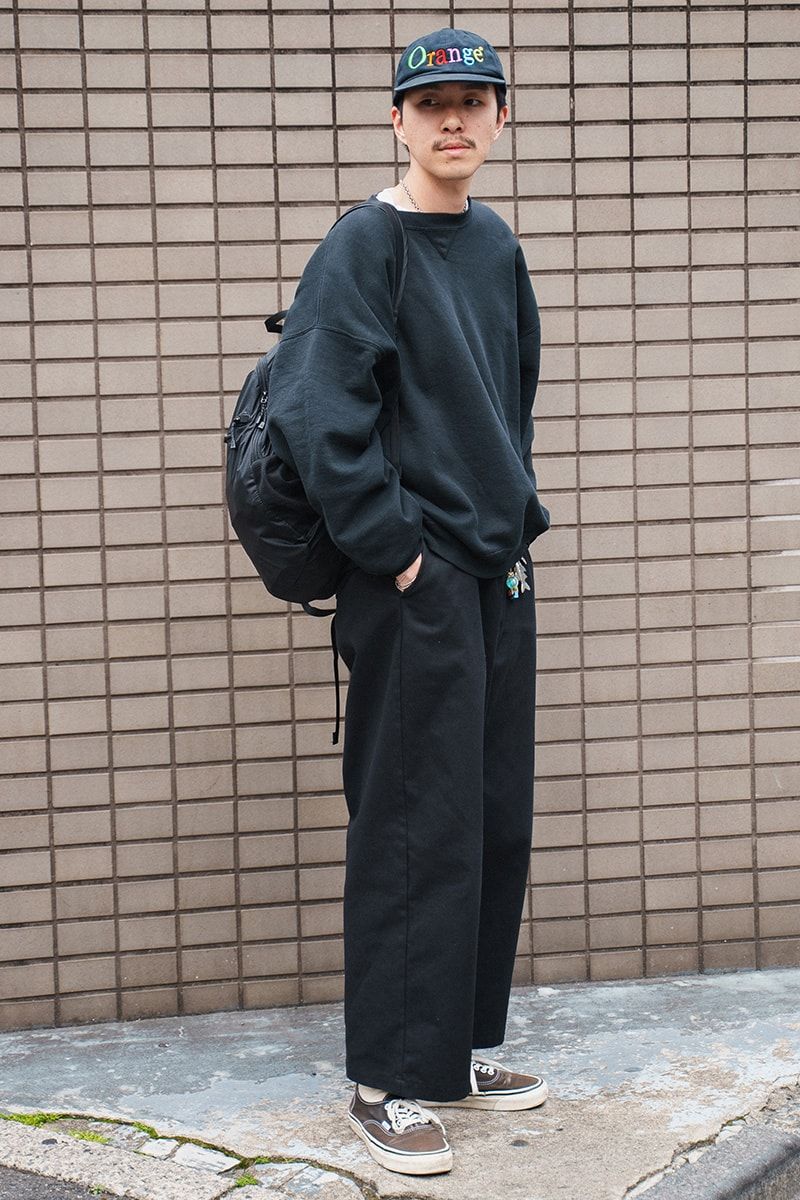 スウェット＝ラッセルアスレチック　パンツ＝ユニバーサルオーバーオール　スニーカー＝ヴァンズ　帽子＝フルーツオブザルーム　バッグ＝モンベル