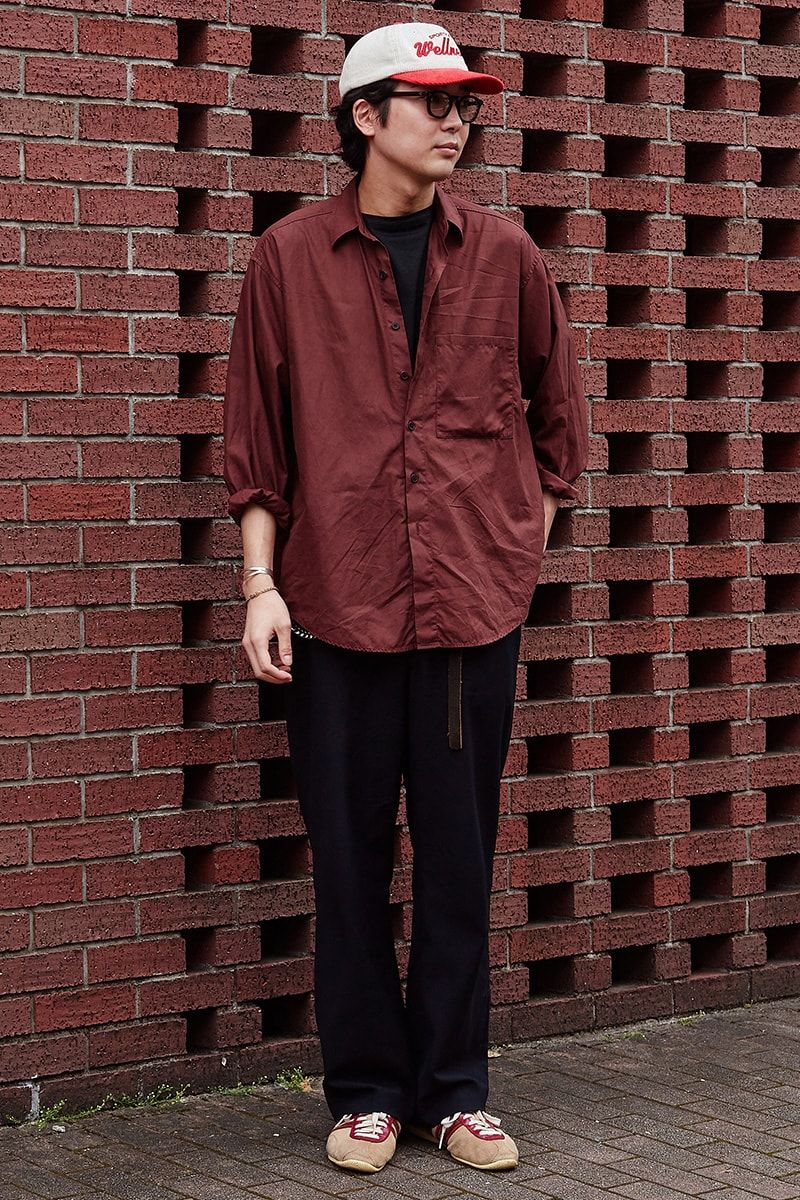 シャツ=オーラリー Tシャツ=エイチビューティ&ユース パンツ=ヴィンテージ スニーカー=ウェールズボナー×アディダス 帽子=スポーティ&リッチ 眼鏡=アイヴァン