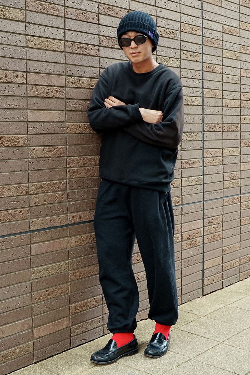 超王道の黒スウェット、みんな何着てる？街頭調査で判明した洒脱な大人のリアル愛用品 - 2枚目の画像