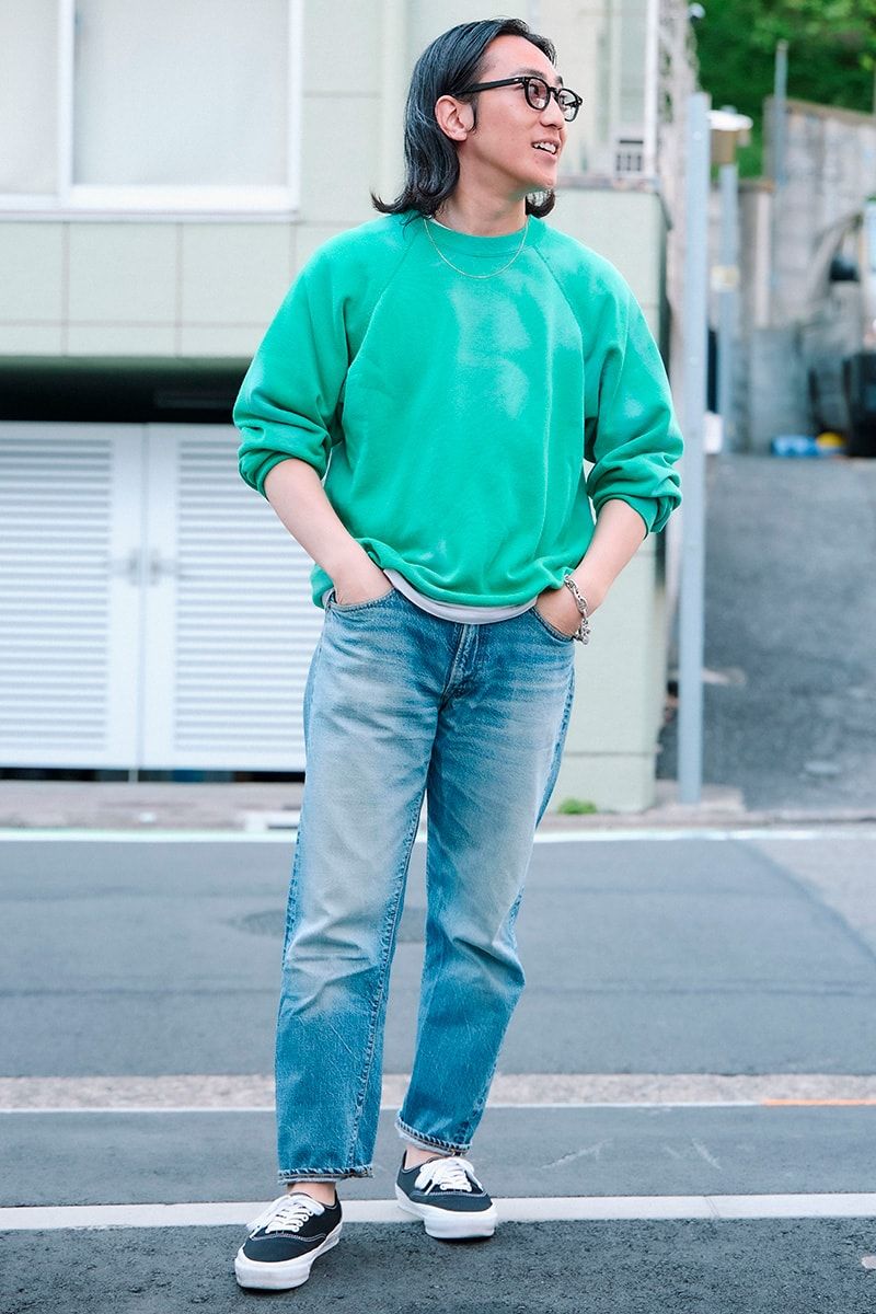 スウェット＝ヴィンテージ　デニム＝ウエアハウス　スニーカー＝ヴァンズ　眼鏡＝ノチノオプティカル