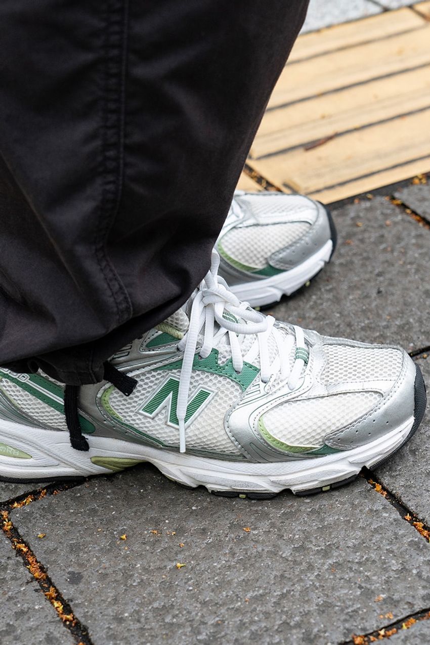 「秋雨には“アノラックパーカ”を活用！」。街のリアルな着こなしをスナップで厳選 - 3枚目の画像