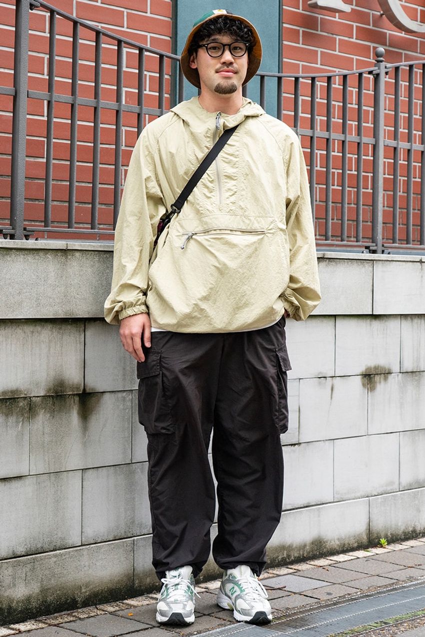 「秋雨には“アノラックパーカ”を活用！」。街のリアルな着こなしをスナップで厳選 - 2枚目の画像