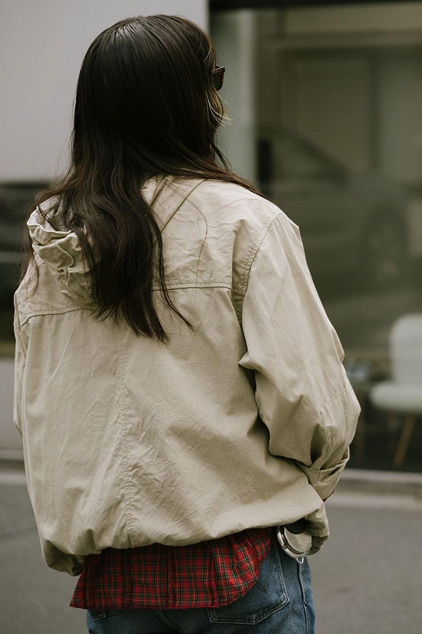 「秋雨には“アノラックパーカ”を活用！」。街のリアルな着こなしをスナップで厳選 - 7枚目の画像