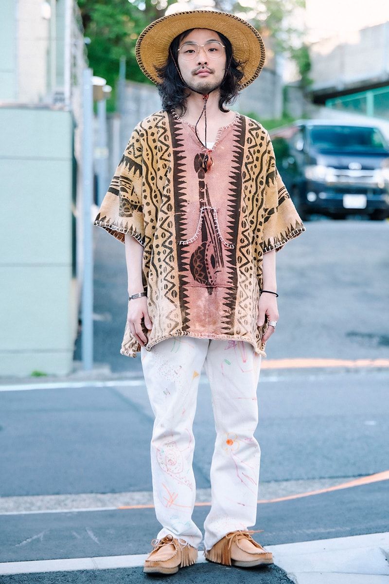 Tシャツ=古着 デニム=リーバイス 靴=アンスクリア×クラークスオリジナルズ 帽子=ヴィンテージ 眼鏡=プレーギーイー アイウェア/腕時計=エムエムシックスメゾンマルジェラ