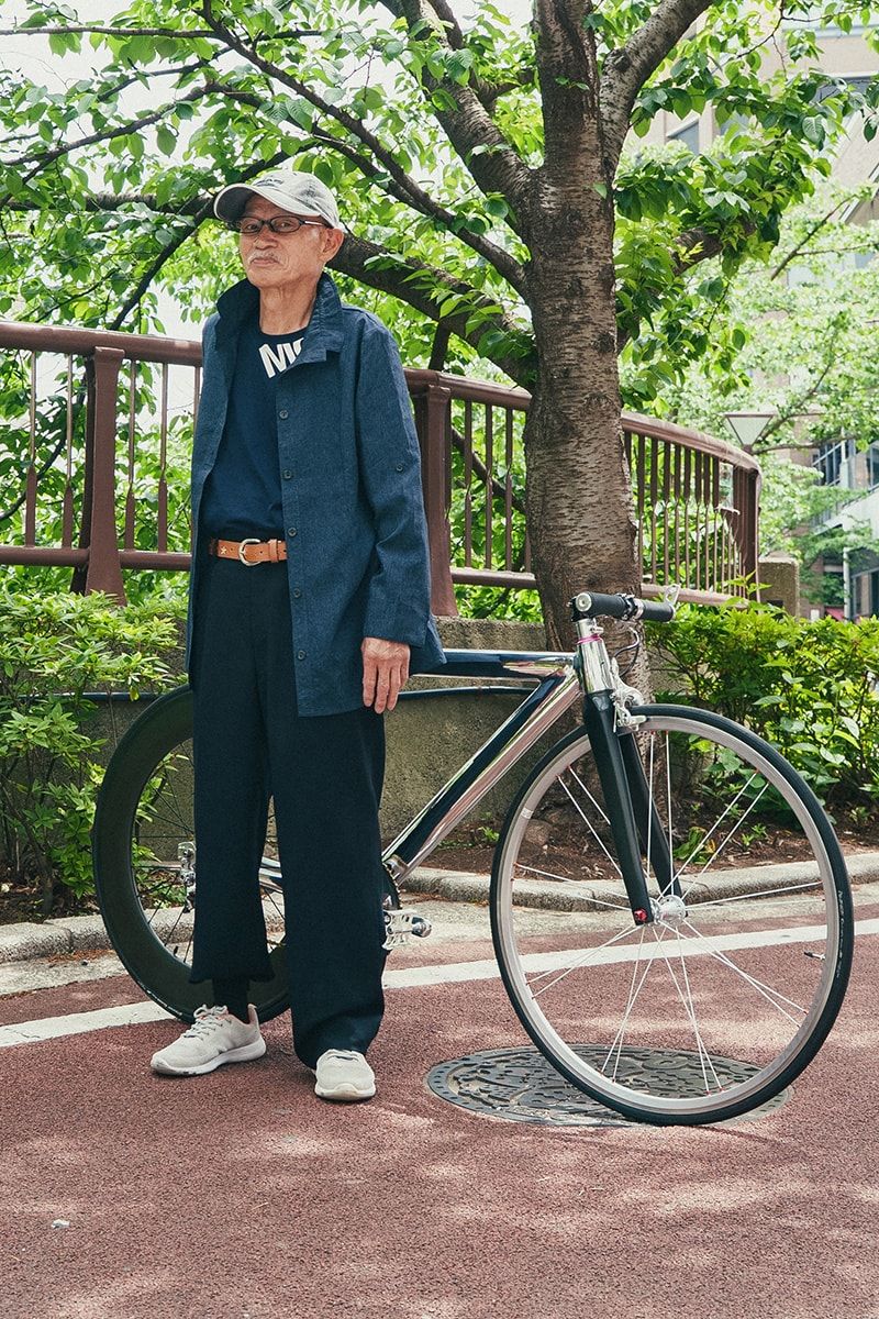 ジャケット＝ルビア　Tシャツ＝デサント　パンツ＝古着　スニーカー＝ナイキ　帽子＝ヘッド　眼鏡＝不明