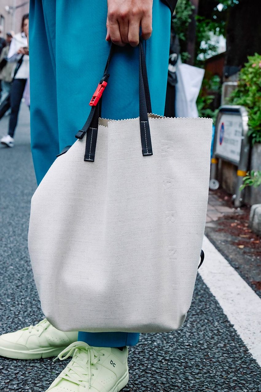 もはや定番、“オン”のスニーカー！洒落た大人の履きこなし方3好例をスナップで - 4枚目の画像